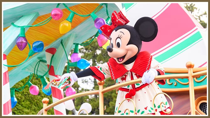 パレードルートでは、「ミッキー＆フレンズのグリーティング レード：ディズニー・クリスマス」を公演。