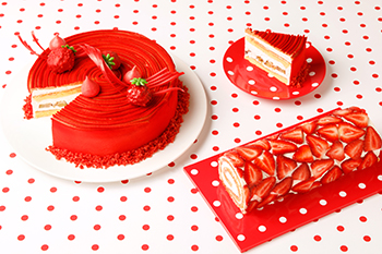 「真っ赤なマロンのショートケーキ」（写真左） 真っ赤なマロンクリームの上の一見苺に見えるトッピングは、実はチョコレートでコーティングした栗。カットすると、ごろっとした栗がサンドされた断面が美しいショートケーキです。