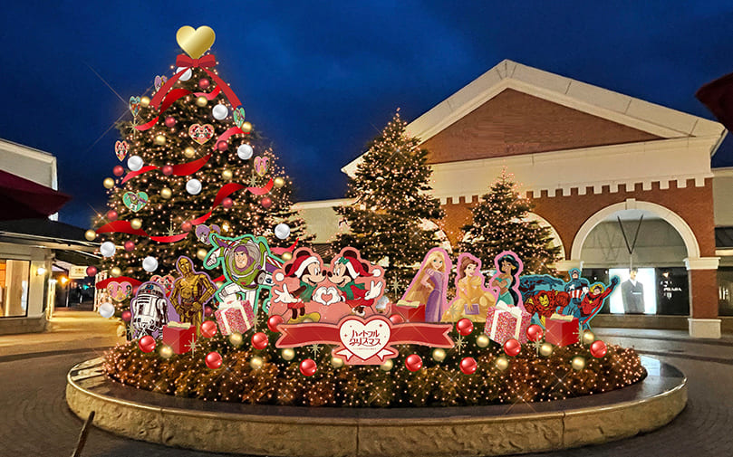 ディズニーキャラクターのデコレーションを施したクリスマスイルミネーションが登場！ ディズニー、ピクサーのディズニーキャラクターに加え、スター・ウォーズ、マーベルのキャラクターオーナメントを施した特別なクリスマス装飾が場内を彩ります。